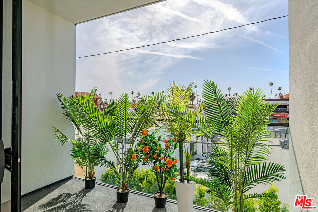 https://media.crmls.org/mediaz/5e5b2438-9fd4-414c-ba7d-ddcda999d1e3.jpg?preset=X-Large