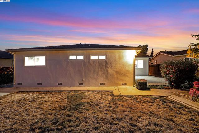 1942 Sherman Dr, Union City CA: https://media.crmls.org/mediaz/5e5bce26-19a7-4936-b8c3-bd54aa80eb48.jpg