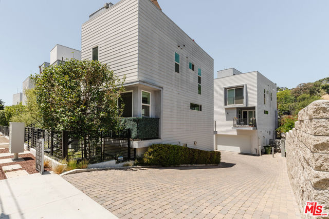 1931 Griffith Park Boulevard, Los Angeles CA: https://media.crmls.org/mediaz/5e5bf59a-4a4b-4615-b069-cdf4058330e1.jpg