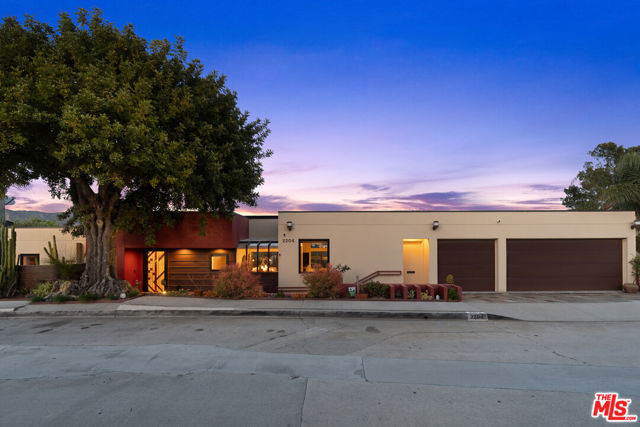 2204 Maravilla Drive, Los Angeles CA: https://media.crmls.org/mediaz/5e5ca41f-1d63-4e06-a8b7-5a87dcde4049.jpg