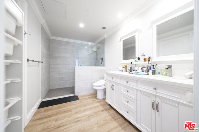 944 S Serrano Avenue, Los Angeles CA: https://media.crmls.org/mediaz/5e5d86fe-e9f4-463b-8ddd-555754853c44.jpg