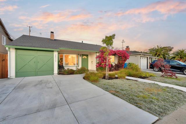 2077 Shoreview Avenue, San Mateo CA: https://media.crmls.org/mediaz/5e5ef0ce-ded9-40d0-a338-45edc9ab0978.jpg