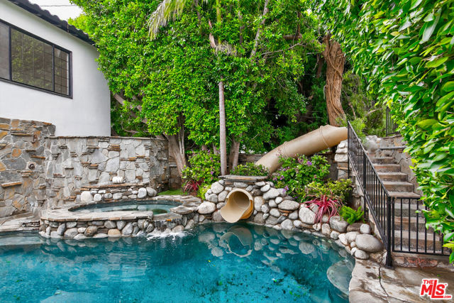 322 25th Street, Santa Monica CA: https://media.crmls.org/mediaz/5e5f1558-f401-4dd7-b19b-c957dce96376.jpg