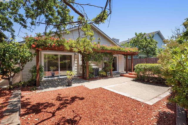 139 Justin Cir, Alameda CA: https://media.crmls.org/mediaz/5e5f2192-63c3-46f1-a9d0-418aa867ea41.jpg