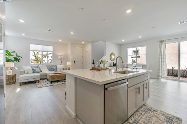 2044 Cottonwood St, Pittsburg CA: https://media.crmls.org/mediaz/5e5f52fe-fb4e-410a-9d64-1d88eedb5cef.jpg