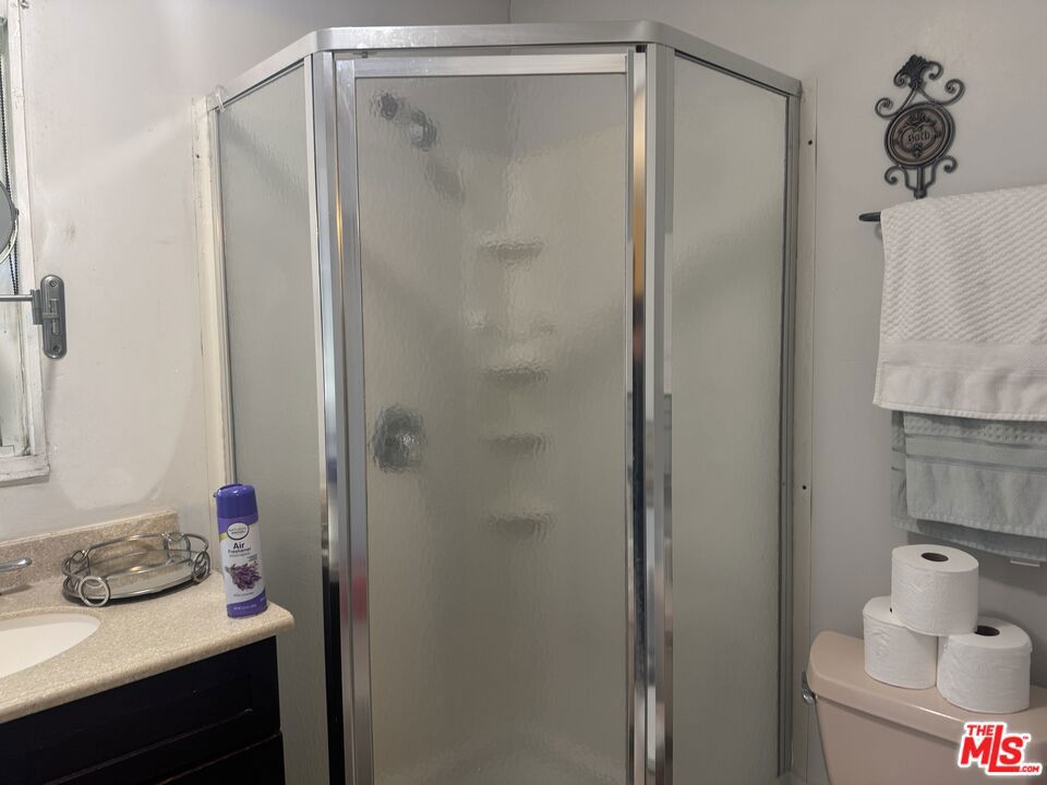 https://media.crmls.org/mediaz/5e5f72c0-9d80-4df5-9b8e-0a4852e715a6.jpg?preset=X-Large