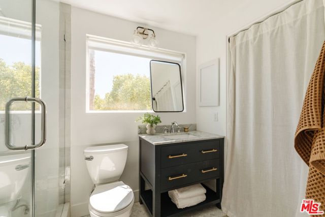 5421 Stratford Road, Los Angeles CA: https://media.crmls.org/mediaz/5e5ff186-647a-4934-b20f-7b66463112ec.jpg