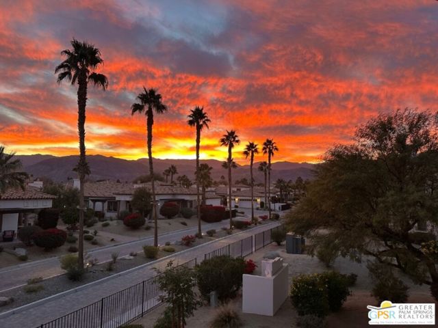 2010 Via San Martino, Palm Desert CA: https://media.crmls.org/mediaz/5e604151-fa3b-4522-9fa2-7995da209e1a.jpg