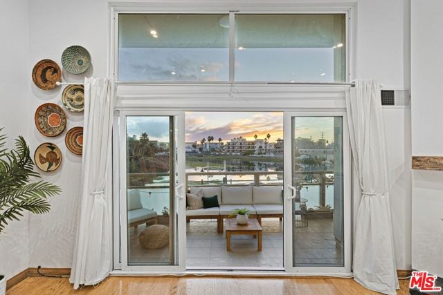 3950 Via Dolce, Marina del Rey CA: https://media.crmls.org/mediaz/5e6091a3-fe21-46dc-bd85-0da3df9ccd99.jpg