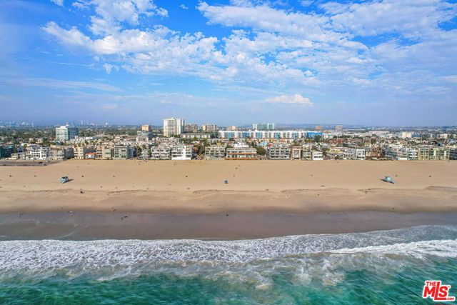 6 Eastwind Street, Marina del Rey CA: https://media.crmls.org/mediaz/5e60d9e3-8dc0-4709-84c6-4276b2bf54b2.jpg