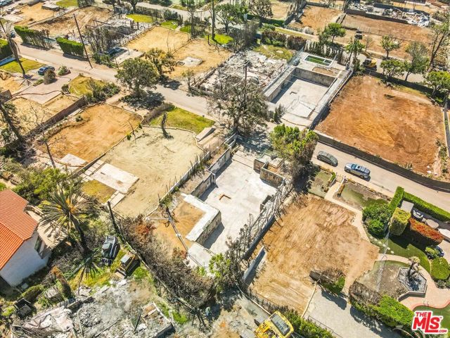 14635 Whitfield Avenue, Pacific Palisades CA: https://media.crmls.org/mediaz/5e61052e-920e-4d6e-882c-a7c4829a9467.jpg