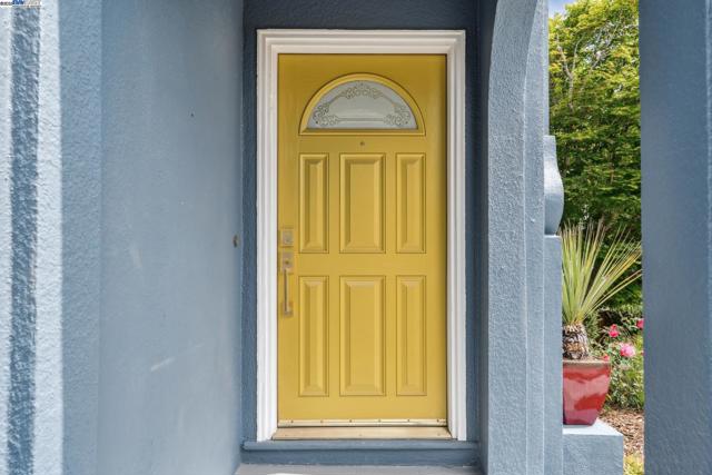 1827 Moreland Dr, Alameda CA: https://media.crmls.org/mediaz/5e62d956-6a64-4a54-98c4-65df7614a919.jpg