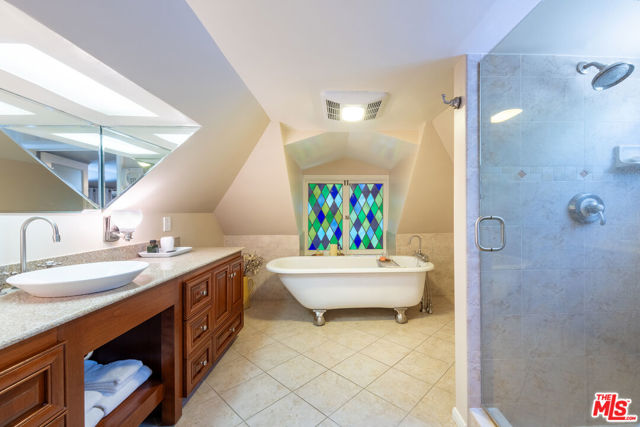4722 Noeline Avenue, Encino CA: https://media.crmls.org/mediaz/5e639ae8-2ffb-4b0c-aea5-482802cfcb88.jpg