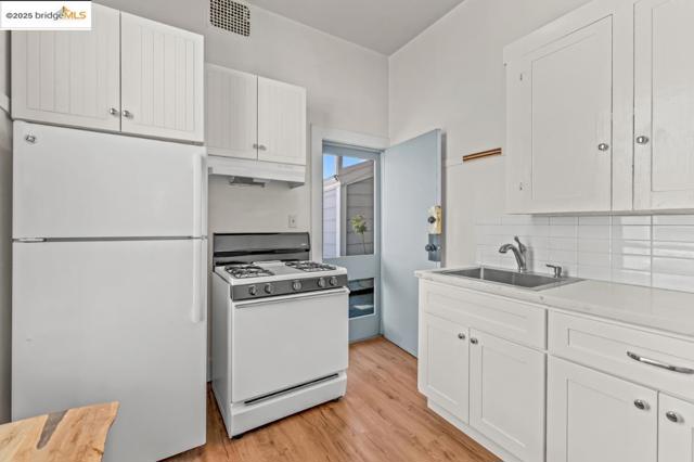 487 43Rd St, Oakland CA: https://media.crmls.org/mediaz/5e63baf2-3bb5-4ada-ba71-f722656073b6.jpg