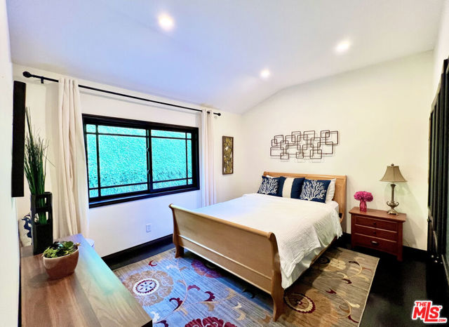 12751 Mulholland Drive, Beverly Hills CA: https://media.crmls.org/mediaz/5e63c4ef-d8b3-4c9b-8054-2dff45e64863.jpg