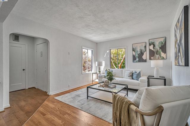 3780 Somerset Ave, Castro Valley CA: https://media.crmls.org/mediaz/5e646e3e-be84-4283-ae60-cc23839b0b14.jpg