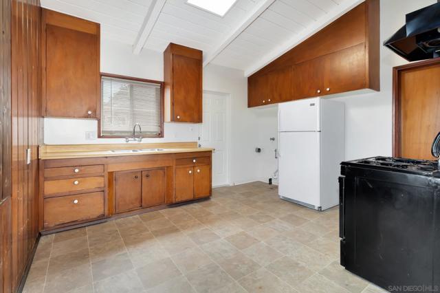 2194 96 Bonita St, Lemon Grove CA: https://media.crmls.org/mediaz/5e65131f-416f-4980-9317-8efc0d098952.jpg