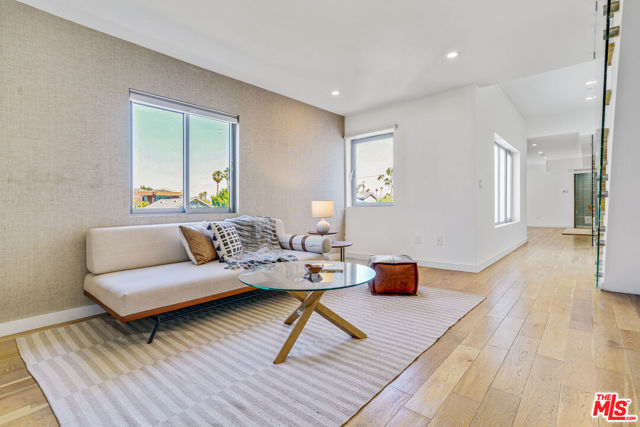 809 Brooks Avenue, Venice CA: https://media.crmls.org/mediaz/5e656270-daef-44e8-899b-6ea816aa3f2b.jpg