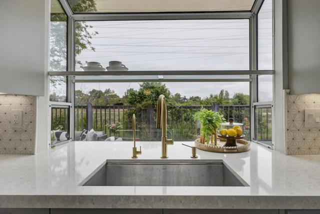 998 Governors Bay Drive, Redwood City CA: https://media.crmls.org/mediaz/5e67ac01-81cd-463e-a2f9-71351c4fd6eb.jpg