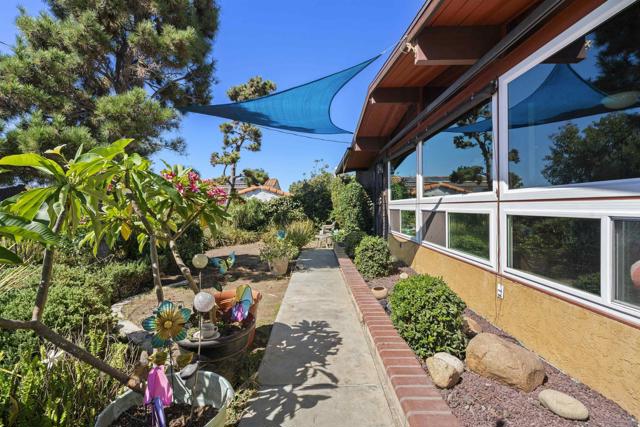 293 Paden Dr, Spring Valley CA: https://media.crmls.org/mediaz/5e67bdea-5eb3-44c3-b3e3-c117366578be.jpg