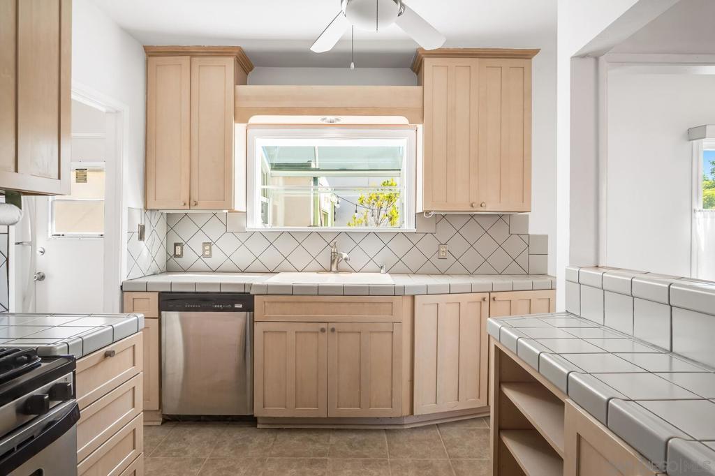 5040 Raymond Place - photo 9