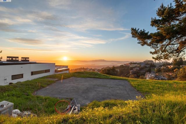 7041 DEVON WAY, Berkeley CA: https://media.crmls.org/mediaz/5e67ef99-1ec1-4bf8-8d1f-47e5a1df0ce6.jpg