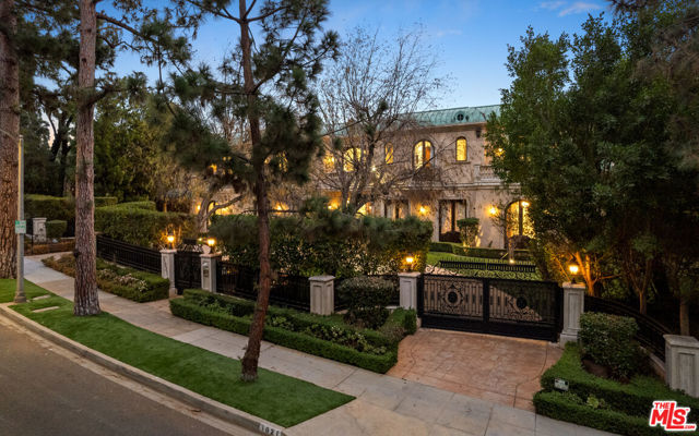 1021 N Crescent Drive, Beverly Hills CA: https://media.crmls.org/mediaz/5e686aa2-a365-48ea-8611-79fb6482e242.jpg