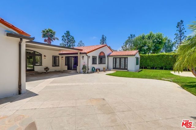 114 S Layton Drive, Los Angeles CA: https://media.crmls.org/mediaz/5e68b177-6d10-4c24-916a-24d816613344.jpg