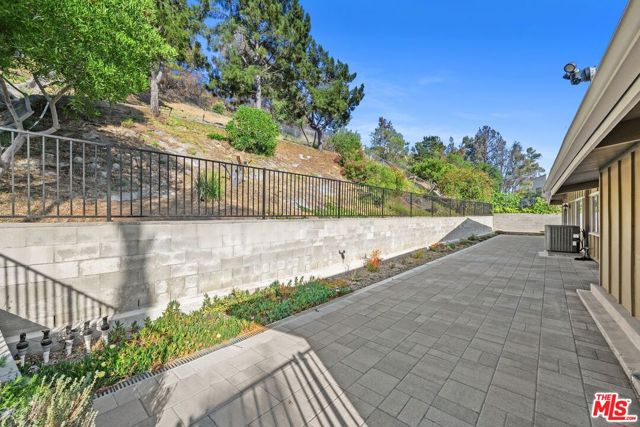 1224 El Hito Circle, Pacific Palisades CA: https://media.crmls.org/mediaz/5e68b776-746c-4c5b-8f28-a88ca83e6498.jpg