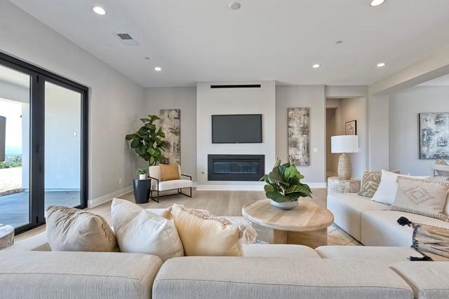 1648 Calle Catalina, Escondido CA: https://media.crmls.org/mediaz/5e6b26af-c907-4811-877b-f33cb7935328.jpg