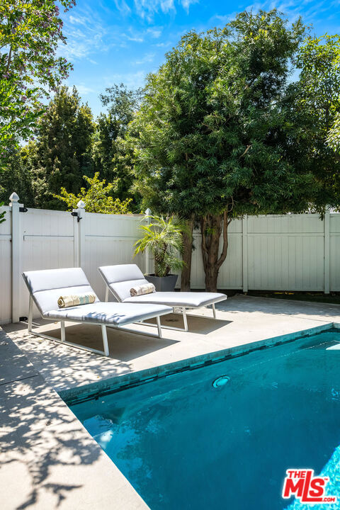 3544 Laurel Canyon Boulevard, Studio City CA: https://media.crmls.org/mediaz/5e6bc594-4874-40c3-ab94-a06bd261328b.jpg