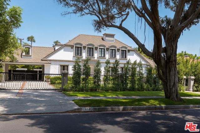 908 N Rexford Drive, Beverly Hills CA: https://media.crmls.org/mediaz/5e6cd119-0aa5-4614-9fe2-df45068af279.jpg