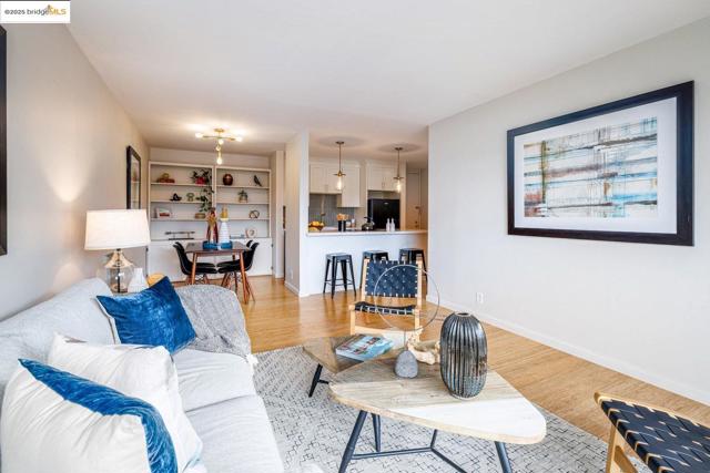 555 Jean St, Oakland CA: https://media.crmls.org/mediaz/5e6ea792-51e6-4d3f-bc8d-d6cb410a623e.jpg