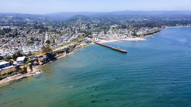 825 Balboa Avenue, Capitola CA: https://media.crmls.org/mediaz/5e712bc9-829a-4fd4-b4e6-2ae66b6ebda7.jpg