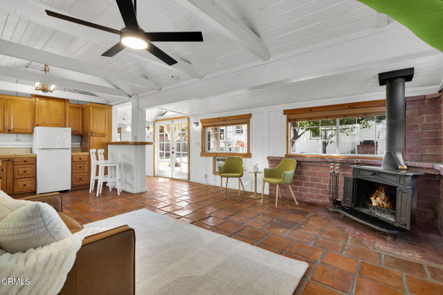 410 W Spazier Avenue, Burbank CA: https://media.crmls.org/mediaz/5e722927-5752-4616-b1ca-dff13e7a9af8.jpg