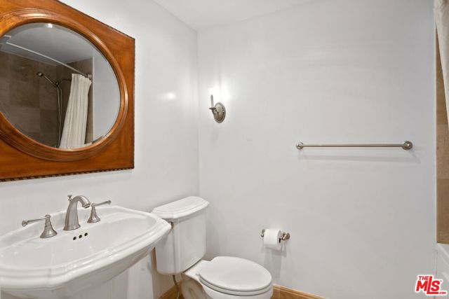 1375 Kelton Avenue, Los Angeles CA: https://media.crmls.org/mediaz/5e722ee2-fd8e-4f19-82d2-6a3dfa40723d.jpg
