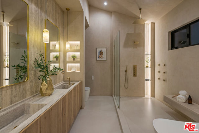 4029 East Boulevard, Los Angeles CA: https://media.crmls.org/mediaz/5e73d2b3-00bd-4506-bd9b-738802037652.jpg