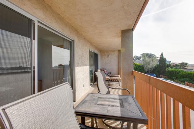 2475 Jefferson, Carlsbad CA: https://media.crmls.org/mediaz/5e73e591-1664-43c4-9029-4f3867e0be55.jpg