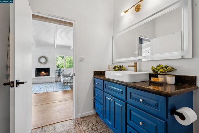 5915 ALHAMBRA AVE, Oakland CA: https://media.crmls.org/mediaz/5e74db73-2a24-49aa-a612-6d4382c56b26.jpg