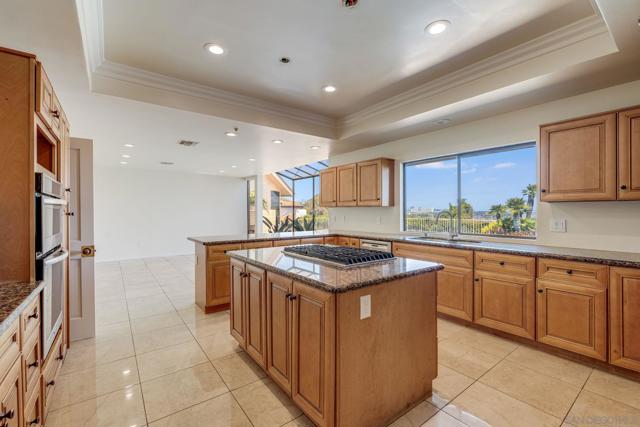 3013 Woodford Dr, La Jolla CA: https://media.crmls.org/mediaz/5e75aef0-da8e-4283-9679-e20f6775c4f6.jpg