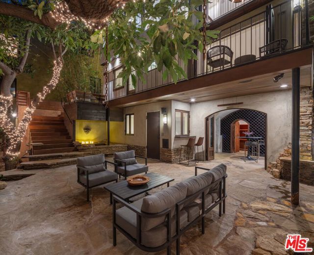 2444 Lyric Avenue, Los Angeles CA: https://media.crmls.org/mediaz/5e761d81-7505-45e8-8541-ac570edeb3cc.jpg