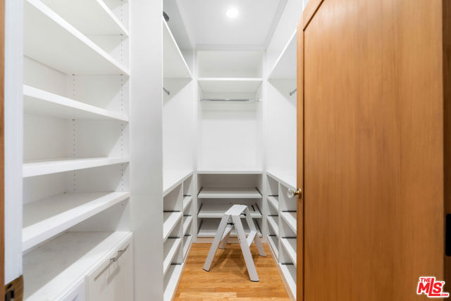 1672 Buckingham Road, Los Angeles CA: https://media.crmls.org/mediaz/5e76acae-c717-4750-a314-0602983d8665.jpg