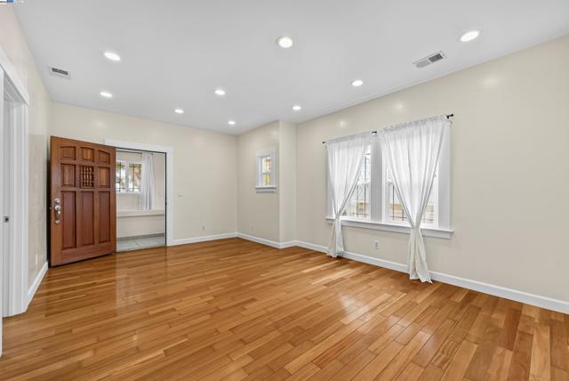 931 E 23Rd St, Oakland CA: https://media.crmls.org/mediaz/5e77da83-0bde-4444-8179-7f776aa884c8.jpg