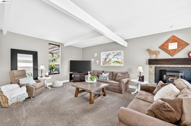 10700 Foothill Rd, Sunol CA: https://media.crmls.org/mediaz/5e78e10e-7ed7-4e98-8c2f-1c7a37f1ff2e.jpg