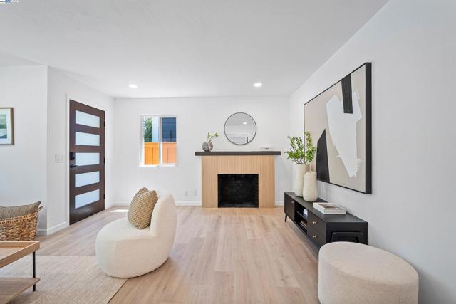 824 14th Ave, Menlo Park CA: https://media.crmls.org/mediaz/5e791fbf-f375-4aa7-a140-5eab5266ac22.jpg