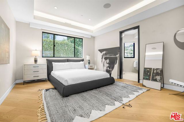 2501 Zorada Drive, Los Angeles CA: https://media.crmls.org/mediaz/5e797098-d0f1-4195-bac3-d513375bc89a.jpg