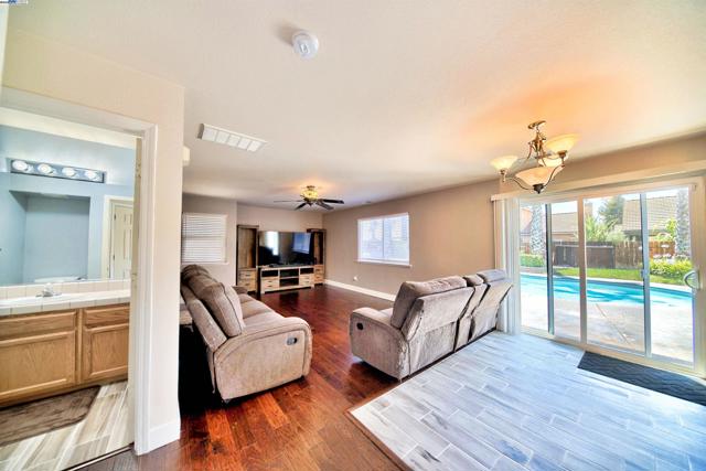 4516 Old Mill Ct, Salida CA: https://media.crmls.org/mediaz/5e79835a-c6a8-4647-882c-5b2092f3f8a1.jpg