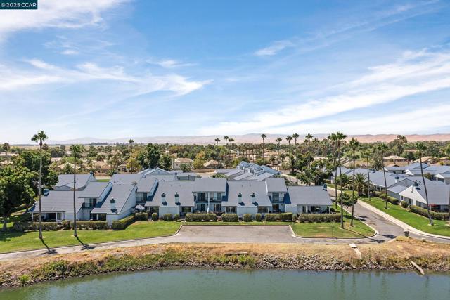 5727 Cutter Loop, Discovery Bay CA: https://media.crmls.org/mediaz/5e79d8db-3433-4d4d-acc3-c5aa666cd41d.jpg