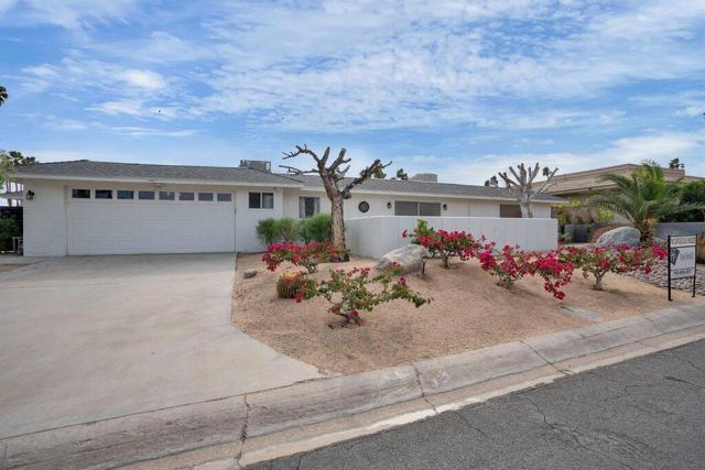 48320 Beverly Drive, Palm Desert CA: https://media.crmls.org/mediaz/5e7a5c0e-c817-4137-a9cd-23bd96ef3f43.jpg