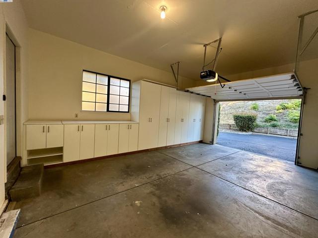 2000 Canyon Woods Dr, San Ramon CA: https://media.crmls.org/mediaz/5e7ab5ff-21e1-4c66-b0a8-ce08ec7426dc.jpg